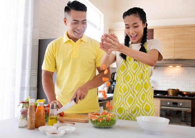 Foto medium shot gelukkig paar koken