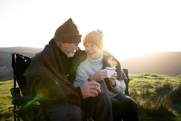 Foto medium shot gelukkig senior koppel in de natuur