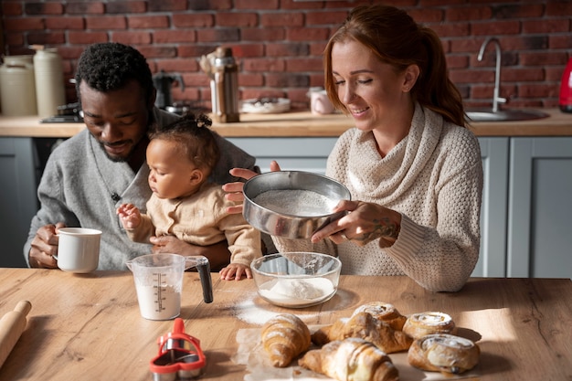 Foto medium shot gelukkige familie aan tafel