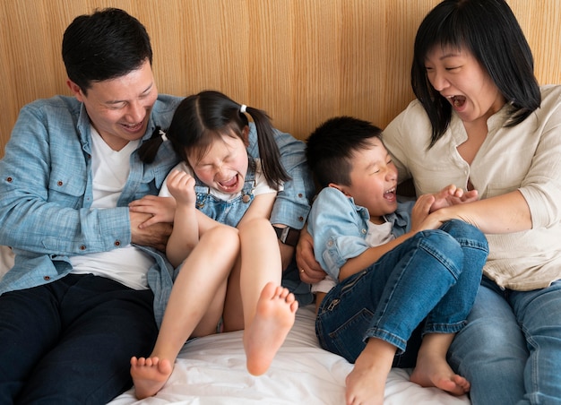 Foto medium shot gelukkige familie