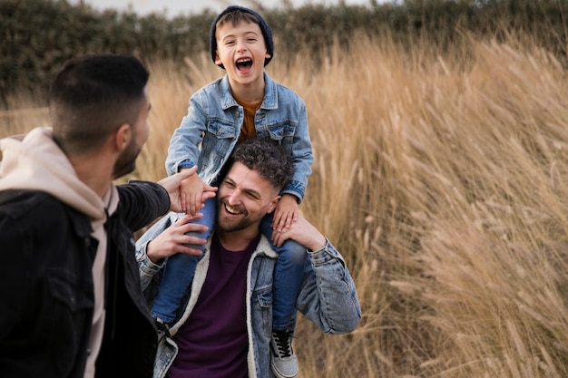 Foto medium shot gelukkige familieleden