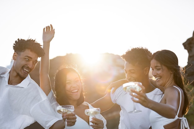 Medium shot gelukkige mensen op een wit feest