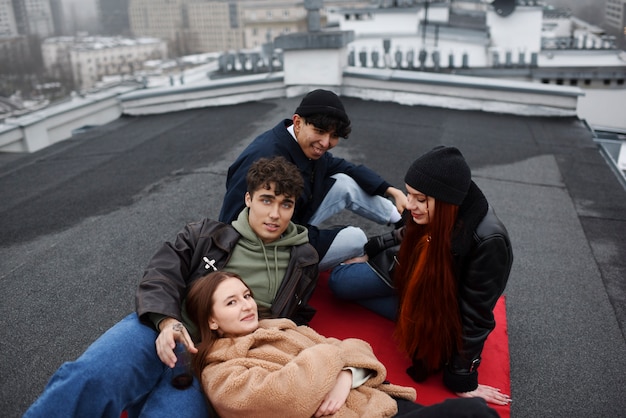 Foto medium shot gelukkige vrienden die samen zitten