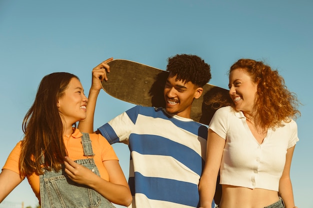 Medium shot gelukkige vrienden met skateboard