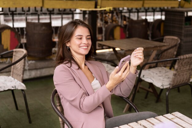 Foto medium shot gelukkige vrouw met apparaat