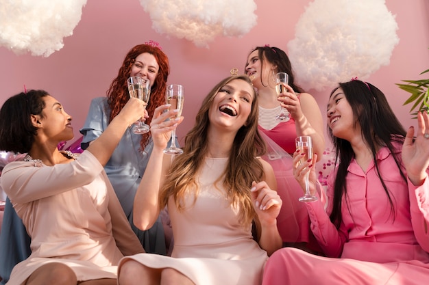 Medium shot gelukkige vrouwen met drankjes