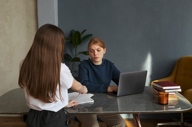 写真 自宅でミディアムショットの女の子と女性