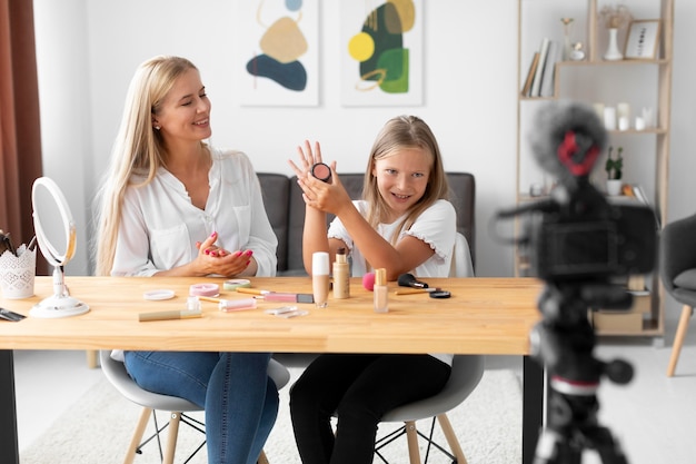 写真 ミディアムショットの女の子と女性の録音