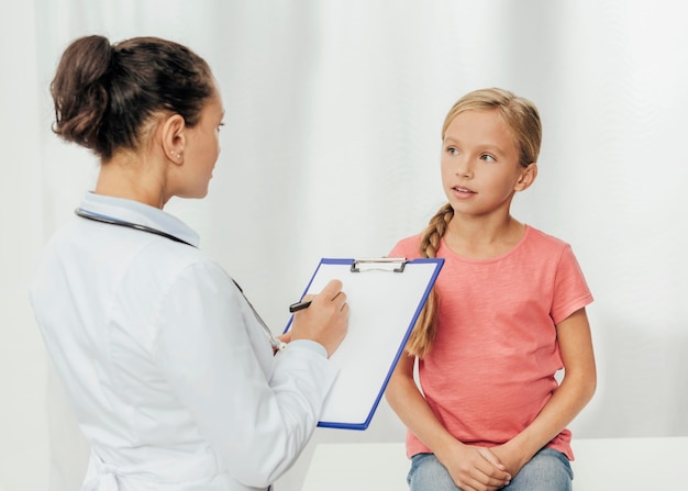 Photo medium shot girl being checked