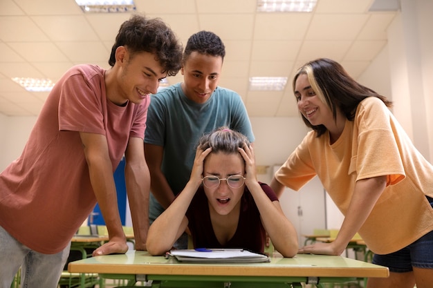 Foto ragazza di tiro medio che viene vittima di bullismo a scuola