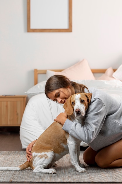 犬を抱き締めるミディアムショットの女の子