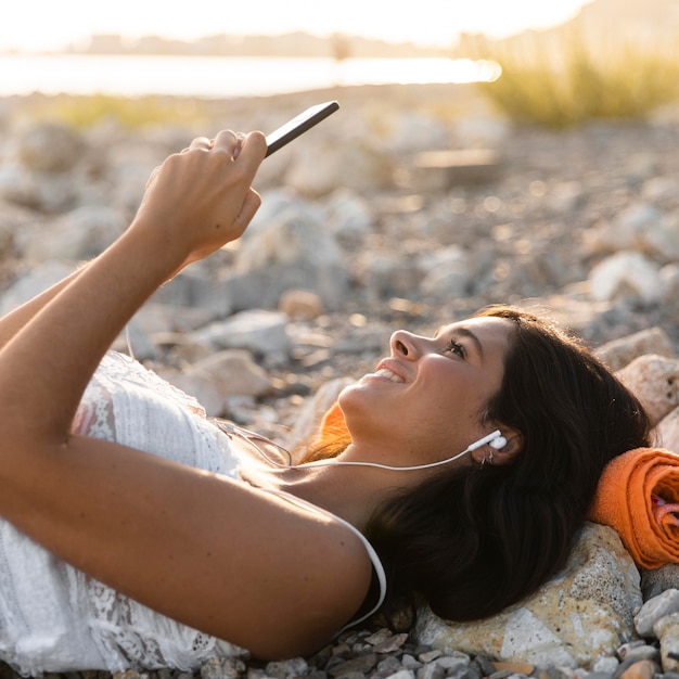 Photo medium shot girl laying on rocks