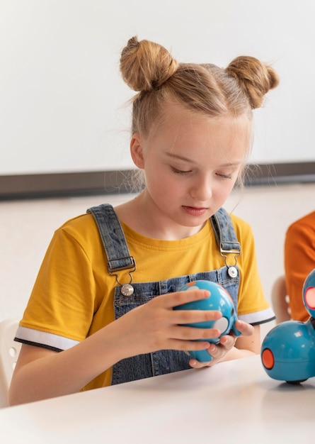 ミディアムショットの女の子の学習