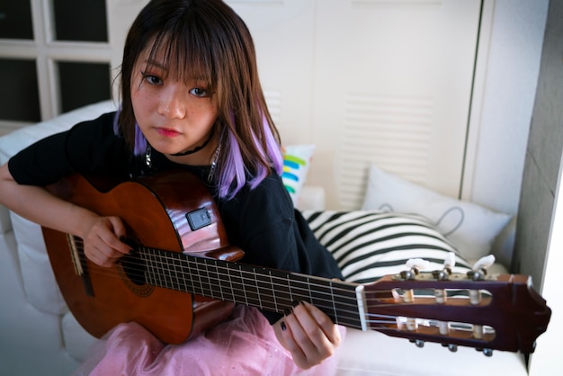 Photo medium shot girl playing guitar