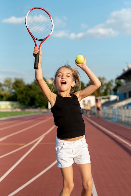 Foto colpo medio della ragazza che gioca a tennis