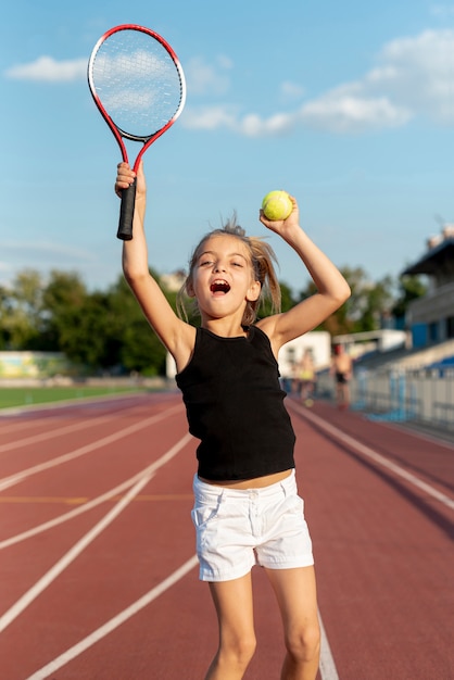 Colpo medio della ragazza che gioca a tennis