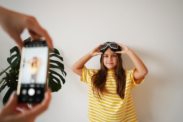 Foto ragazza del colpo medio che posa con gli occhiali di protezione