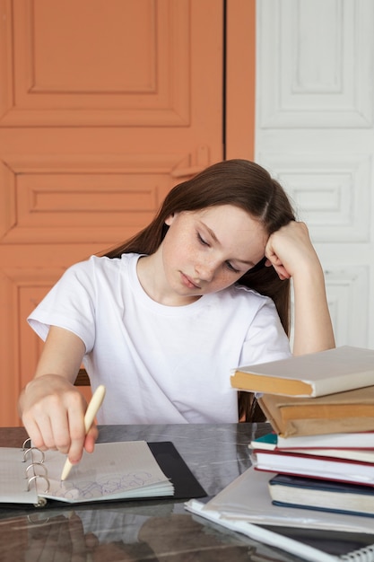 Photo medium shot girl with adhd trying to do homework