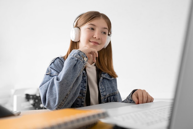 Foto ragazza del colpo medio con il computer portatile