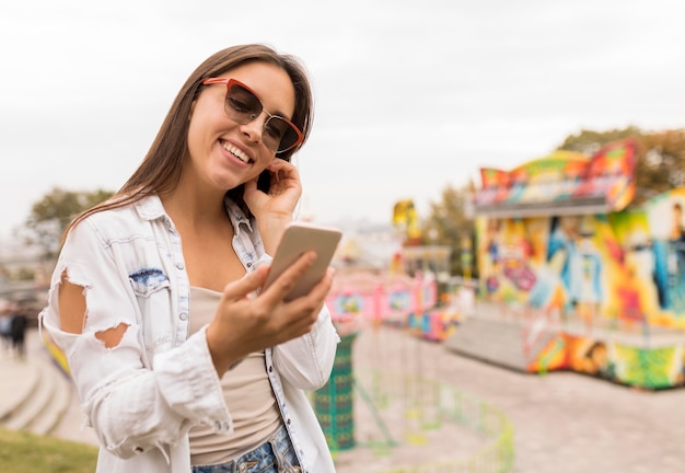 Photo medium shot girl with smartphone