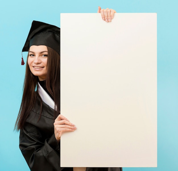 Ragazza del tiro medio con il cartello bianco