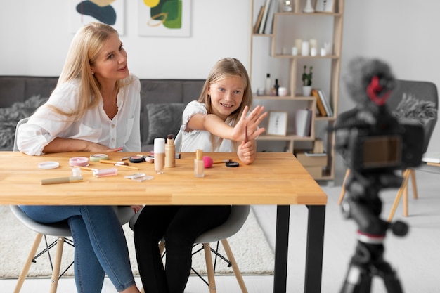 ミディアムショットの女の子と女性の録画ビデオ