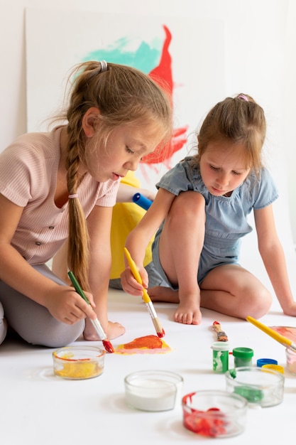 写真 一緒に遊ぶミディアムショットの女の子