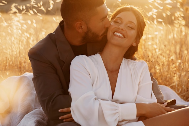 Photo medium shot happy couple outdoors