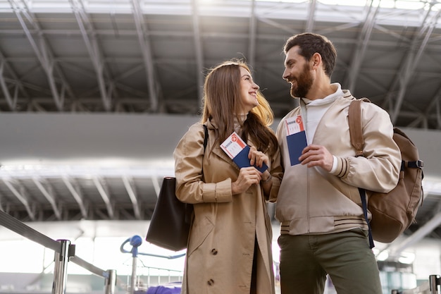 Photo medium shot happy couple traveling