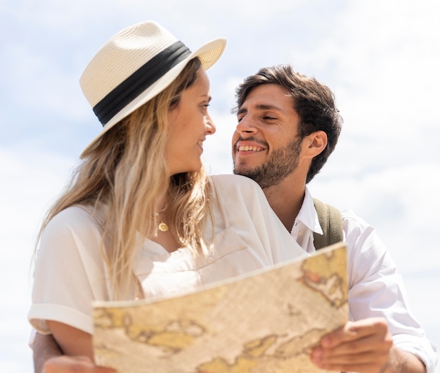 Foto coppia felice colpo medio con mappa