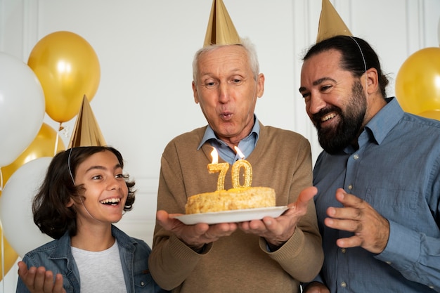 写真 ミディアムショットの幸せな家族を祝う