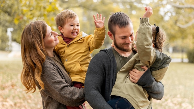 Famiglia felice del colpo medio all'aperto