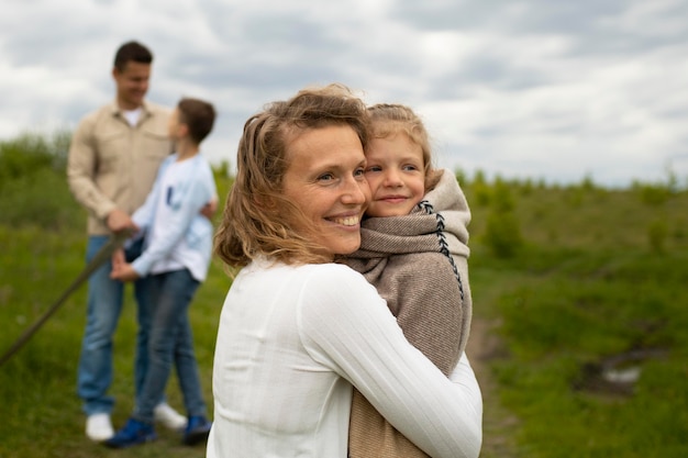 Photo medium shot happy family outdoors