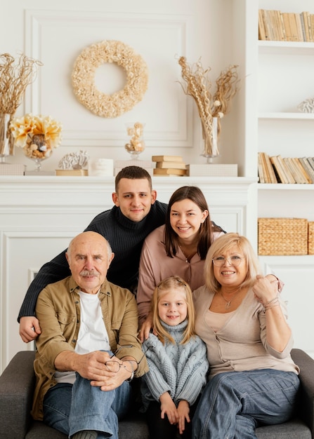 Foto ritratto di famiglia felice del colpo medio