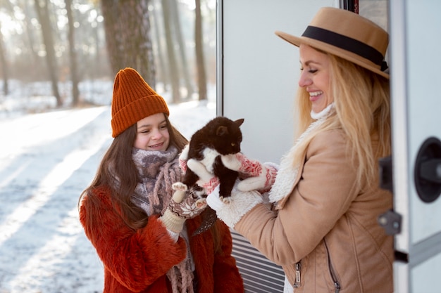 Famiglia felice del colpo medio con il gatto