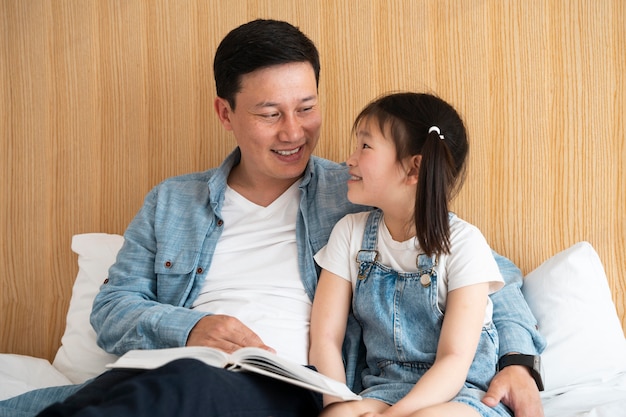 Photo medium shot happy father and girl