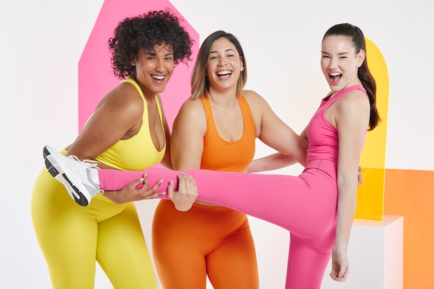 Photo medium shot happy friends with sporty outfits