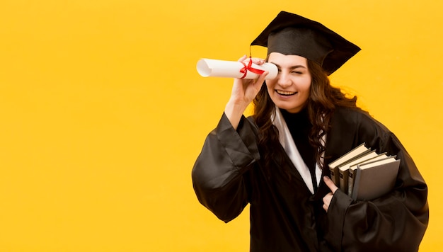 Foto studente laureato felice del colpo medio