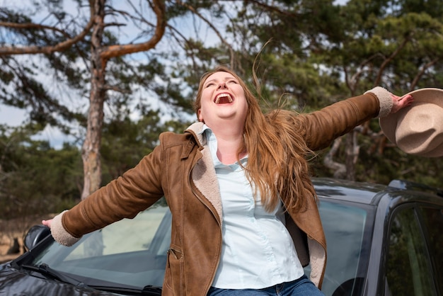 Photo medium shot happy woman with hat