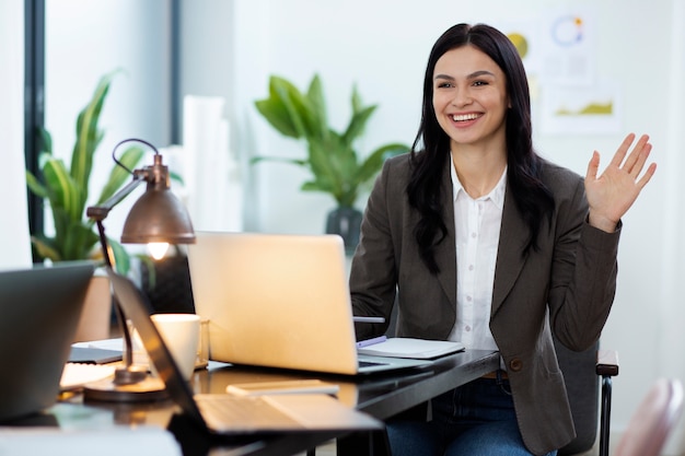 Photo medium shot happy woman at work