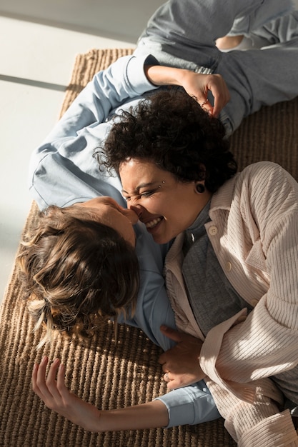 写真 ミディアムショットの幸せな女性が恋をしている