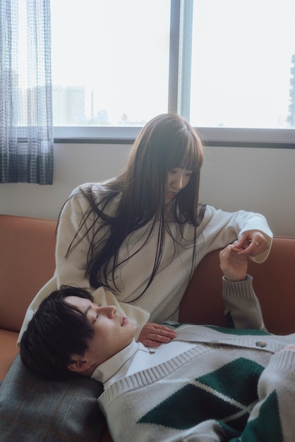 Photo medium shot japanese couple on couch