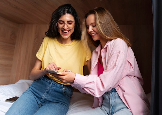 Foto medium shot jonge vrouwen in een hostel