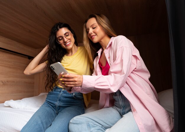 Foto medium shot jonge vrouwen in een hostel