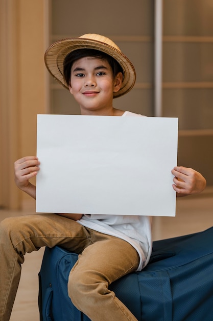 Foto medium shot jongen met een stuk papier