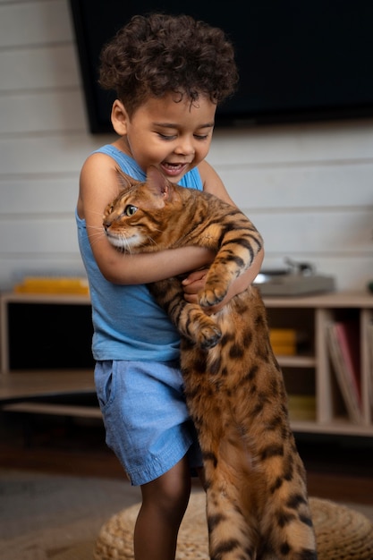 猫を抱くミディアムショットの子供