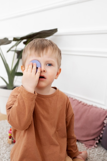 Foto bambino di tiro medio che gioca con il giocattolo