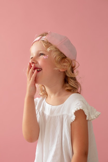 Foto ragazzo di tiro medio con cappello rosa