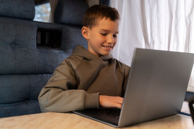 Photo medium shot kid with laptop