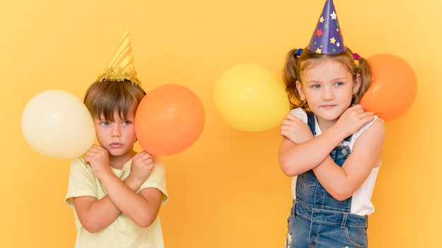 Foto bambini di tiro medio che tengono palloncini